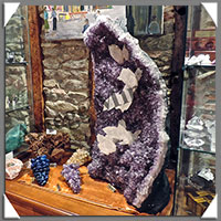 AMETHYSTE - Gode avec Cristaux de Calcite - 750x480x200 mm - 47 500 grammes - M001